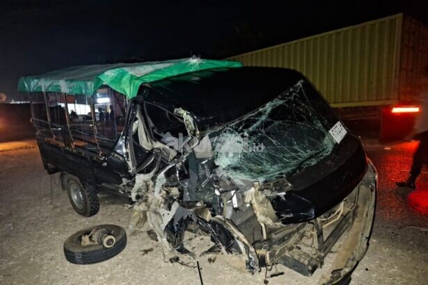 Truk Hino dan Pikap Tabrakan di KM 11 Petung